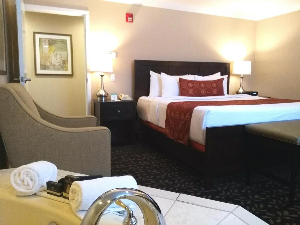 King Suite with Spa Bath interior